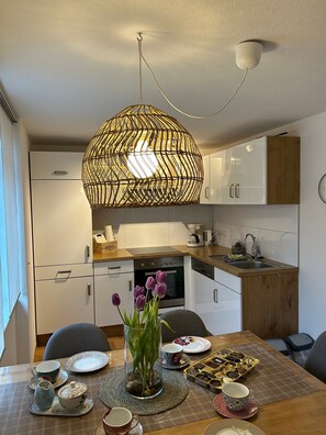 Fridge, oven, stovetop, dishwasher - Holiday Apartment '2, 70sqm' with Shared Terrace, Shared Garden and Wi-Fi (Schmallenberg)