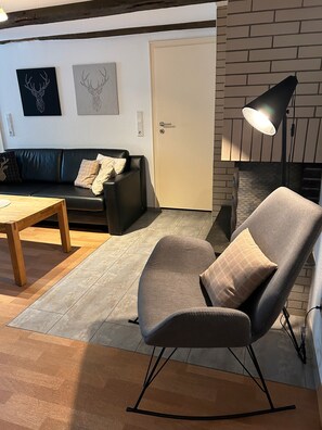 Televisor, llar de foc, taula de tennis de taula i estèreo 