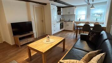 Fernseher, Kamin, Tischtennisplatte, Stereoanlage
