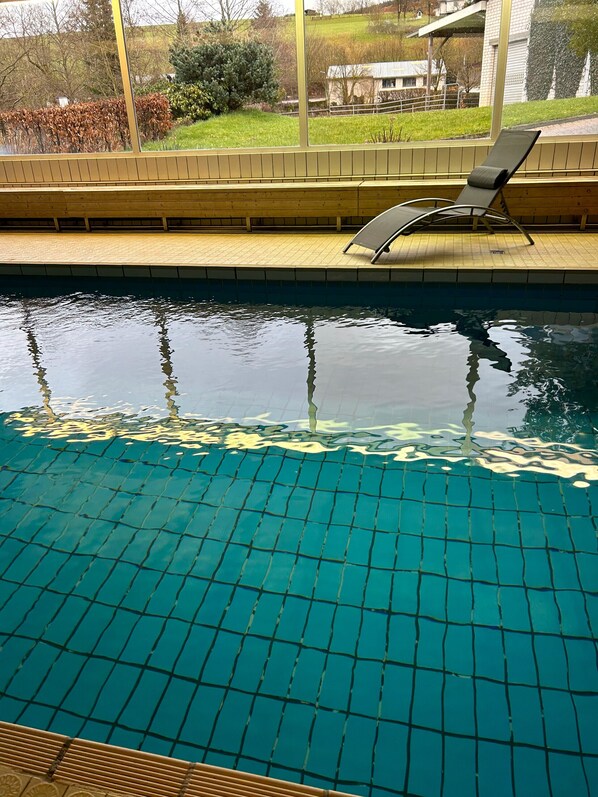 Een binnenzwembad, een verwarmd zwembad