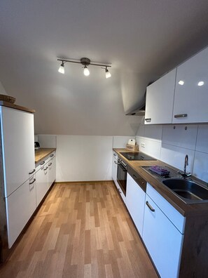 Frigorifero, forno, piano cottura, lavastoviglie