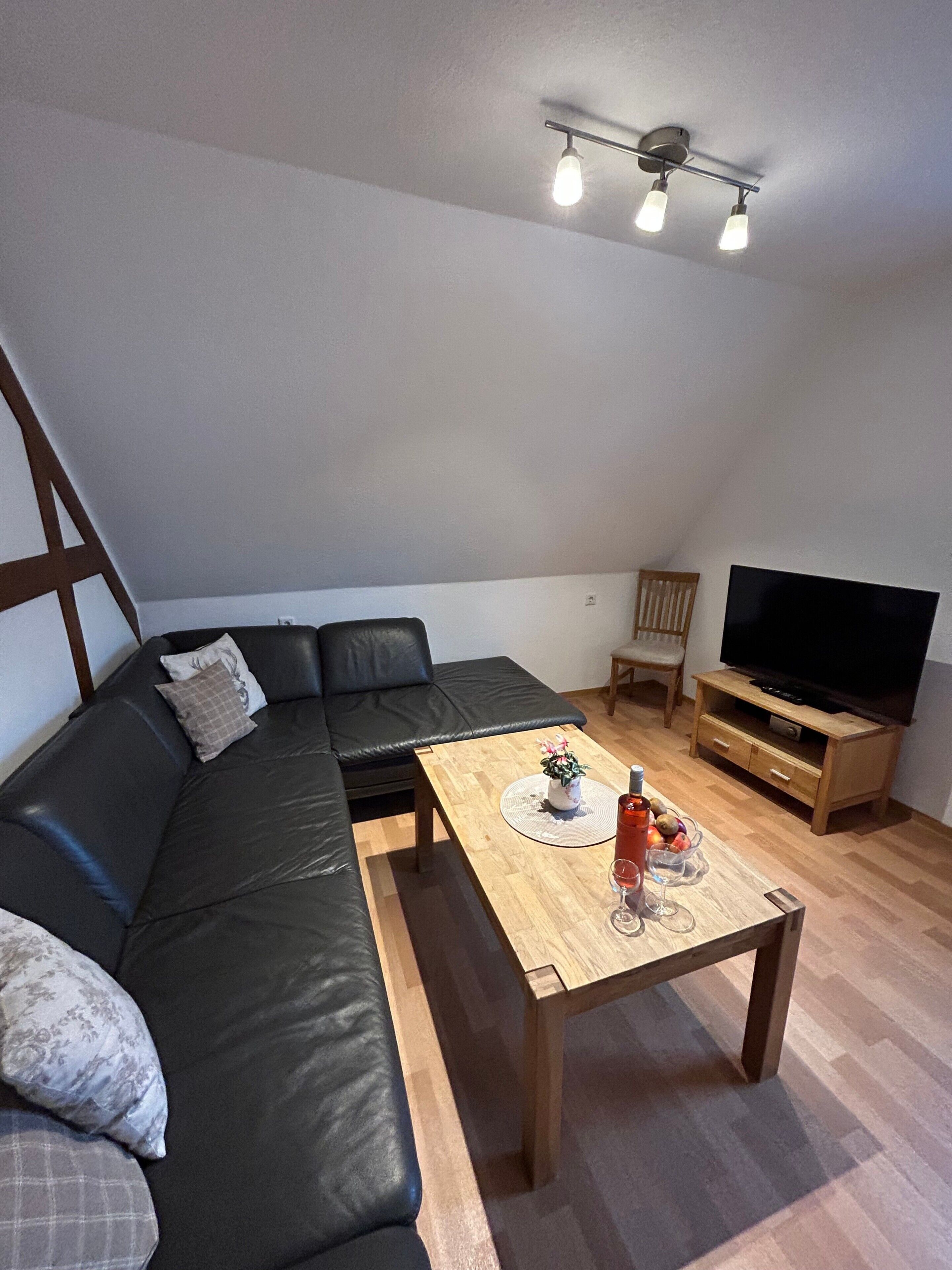 Fernseher, Tischtennisplatte, Stereoanlage