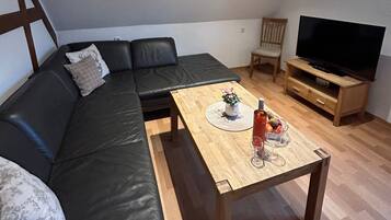 Fernseher, Tischtennisplatte, Stereoanlage