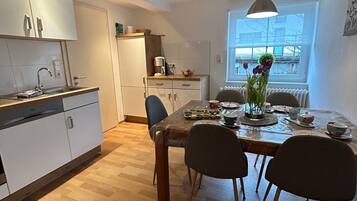 Fridge, oven, stovetop, dishwasher