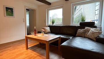 Fernseher, Tischtennisplatte, Stereoanlage