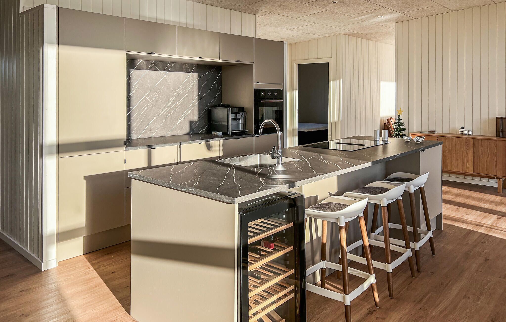 Jääkaappi, liesi, astianpesukone, kahvin-/teenkeitin