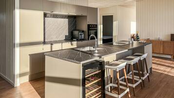 Jääkaappi, liesi, astianpesukone, kahvin-/teenkeitin