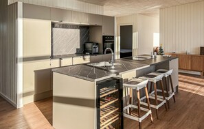 Køleskab, kogeplade, opvaskemaskine, kaffe-/temaskine