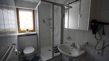 Dusche, Haartrockner, Handtücher