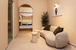 Suite Supérieure, vue cour intérieure | Coin séjour