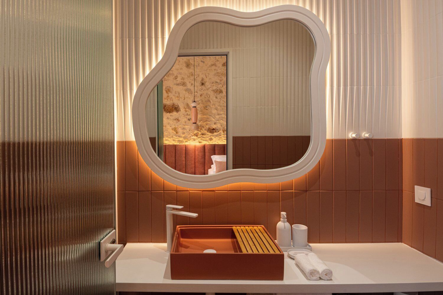 Habitación Deluxe | Baño | Amenidades de baño gratuitas, secadora de cabello, pantuflas, toallas 