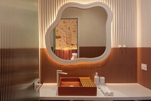 Deluxe-huone | Kylpyhuone | Ilmaiset hygieniatuotteet, hiustenkuivaaja, tohvelit, pyyhkeet
