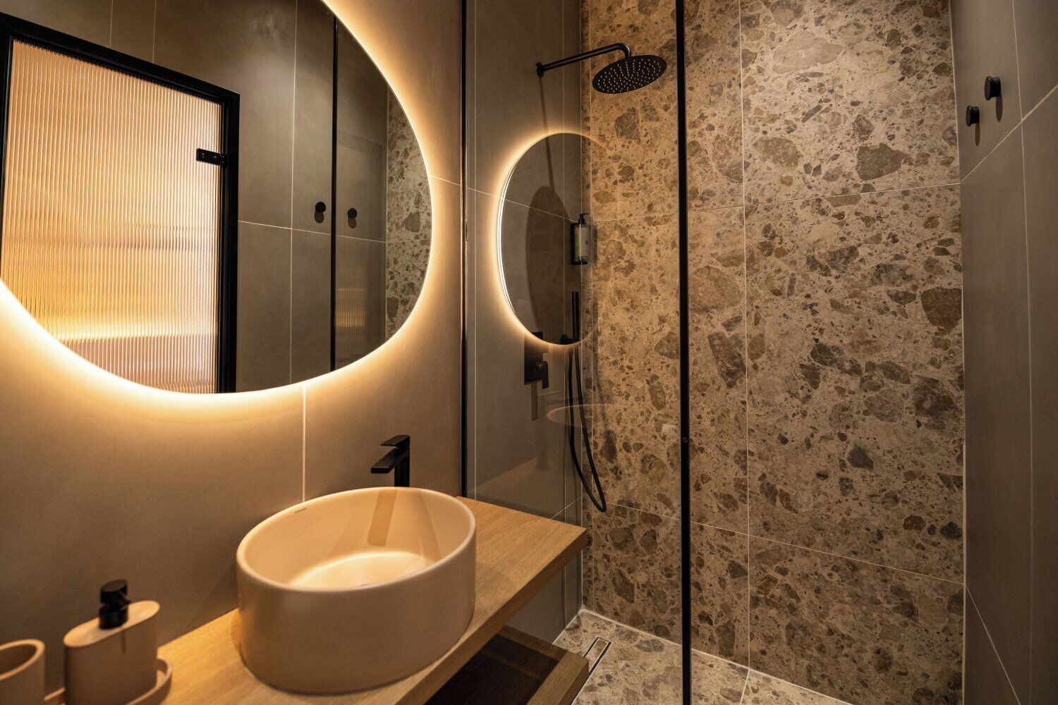 Habitación Deluxe | Baño | Artículos de higiene personal gratuitos, secador de pelo y zapatillas
