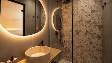 Habitación Deluxe | Baño | Artículos de higiene personal gratuitos, secador de pelo y zapatillas
