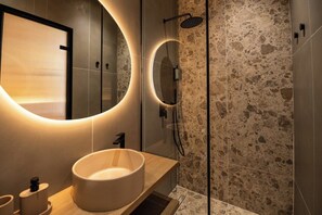 Deluxe-Zimmer | Badezimmer | Kostenlose Toilettenartikel, Haartrockner, Hausschuhe, Handtücher