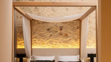 Suite Supérieure, vue cour intérieure | Décoration personnalisée, ameublement personnalisé, bureau