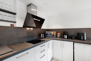 Fridge, microwave, stovetop, dishwasher