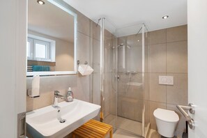 Dusche, Haartrockner, Handtücher