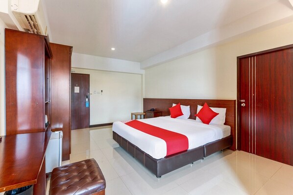 1 bedroom, desk, bed sheets