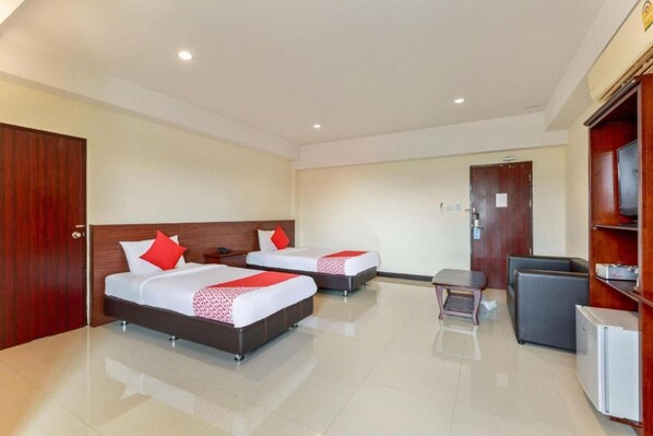 1 bedroom, desk, bed sheets