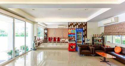 Modern Twin Escape | Deluxe Style at Vresotel