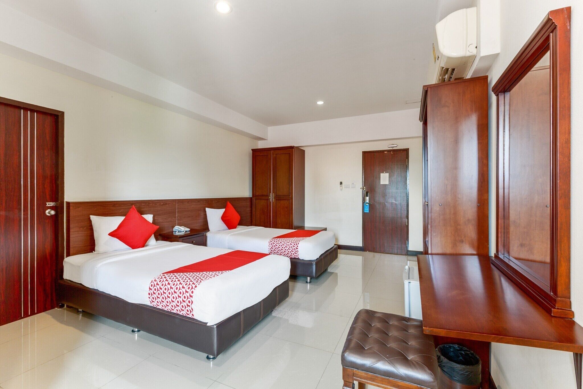 1 bedroom, desk, bed sheets