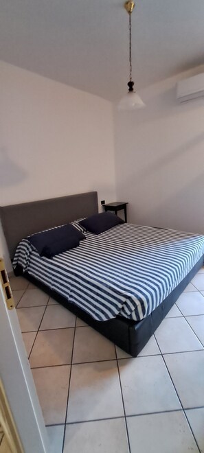 1 bedroom, bed sheets