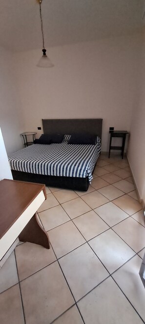 1 bedroom, bed sheets