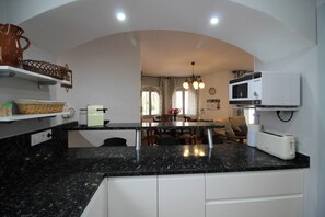 Kühlschrank, Mikrowelle, Herdplatte, Geschirrspüler