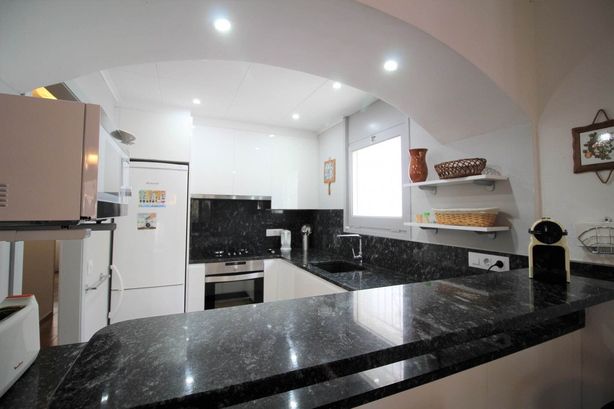 Cafetera/tetera, refrigerador, microondas, placa de cocina