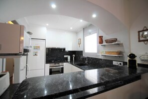 Kjøleskap, mikrobølgeovn, kokeplater og oppvaskmaskin