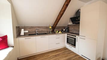 Refrigerador, parrilla de estufa, lavavajillas y cafetera y tetera