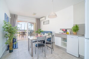 Dining - Apartment in Empuriabrava with Sea Views (Empuriabrava)