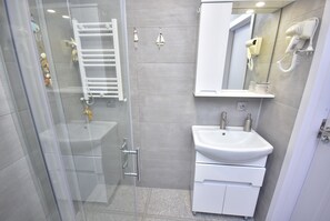 Asciugacapelli, asciugamani, sapone, carta igienica