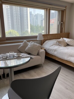1 bedroom, WiFi, bed sheets - Gangnam Cozy home 7 min to subway Free Parking Elevator (Seoul)