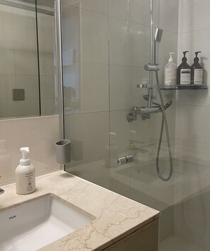 Hair dryer, towels, soap, toilet paper - Gangnam Cozy home 7 min to subway Free Parking Elevator (Seoul)