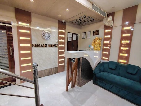 Sala de estar en el lobby. Hotel Namami Gange