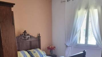 2 bedrooms, desk, travel crib, free WiFi