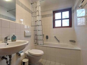 Toalhas de banho, sabonete, papel higiênico 