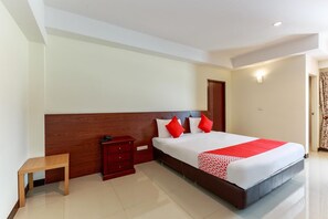 1 Schlafzimmer, Schreibtisch, Bettwäsche