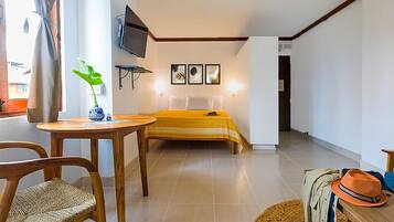 1 Schlafzimmer, Schreibtisch, Bettwäsche