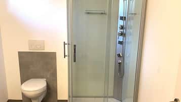 Dusche, Haartrockner, HandtĂŒcher, Seife