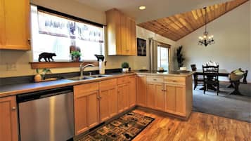 Signature House, 3 Bedrooms, Patio, Lakeside | Private kitchen | Fridge, microwave, oven, stovetop