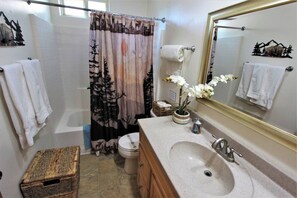 特色獨棟房屋, 3 間臥室, 庭院, 湖畔 | 浴室 | 淋浴/浴缸二合一、免費盥洗用品、毛巾、肥皂