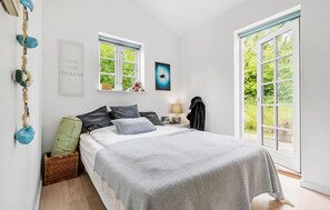 5 bedrooms, travel crib, free WiFi