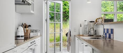 Fridge, dishwasher, coffee/tea maker