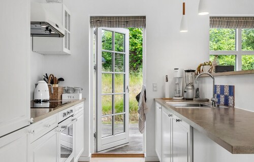 Cozy home in Dronningmølle with WiFi