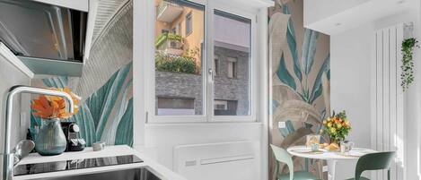 Een koelkast, een kookplaat, een koffiezetapparaat/waterkoker