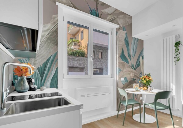 Fridge, stovetop, coffee/tea maker, electric kettle