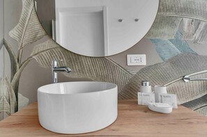 Hair dryer, towels, soap, shampoo - Elegant and cosy flat in Milan, closed to Fashion District, Navigli and Duomo (Milan)